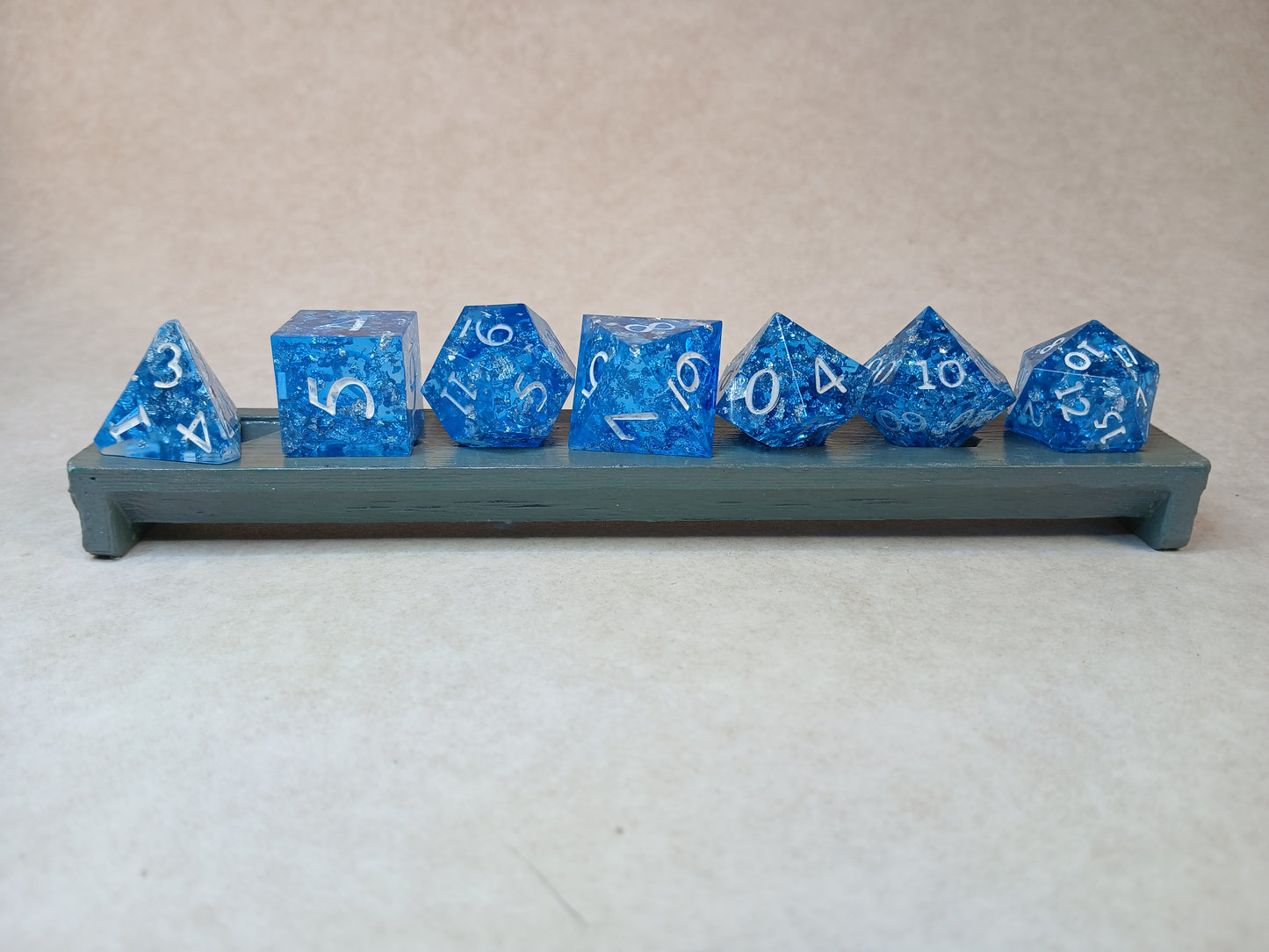 Dice set blå med siffror i silverfärg