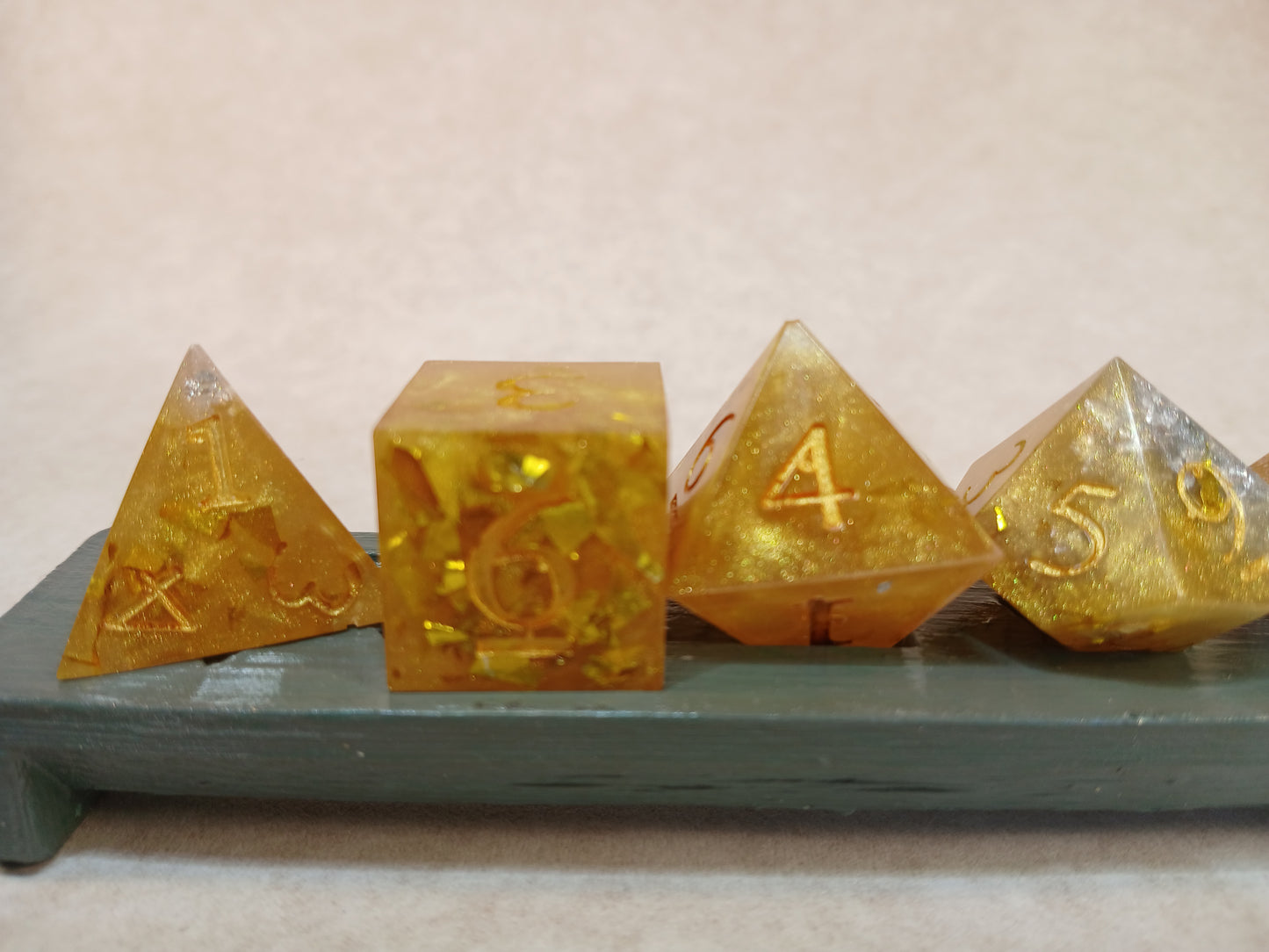 Dice set guld och silver med siffror i guldfärg