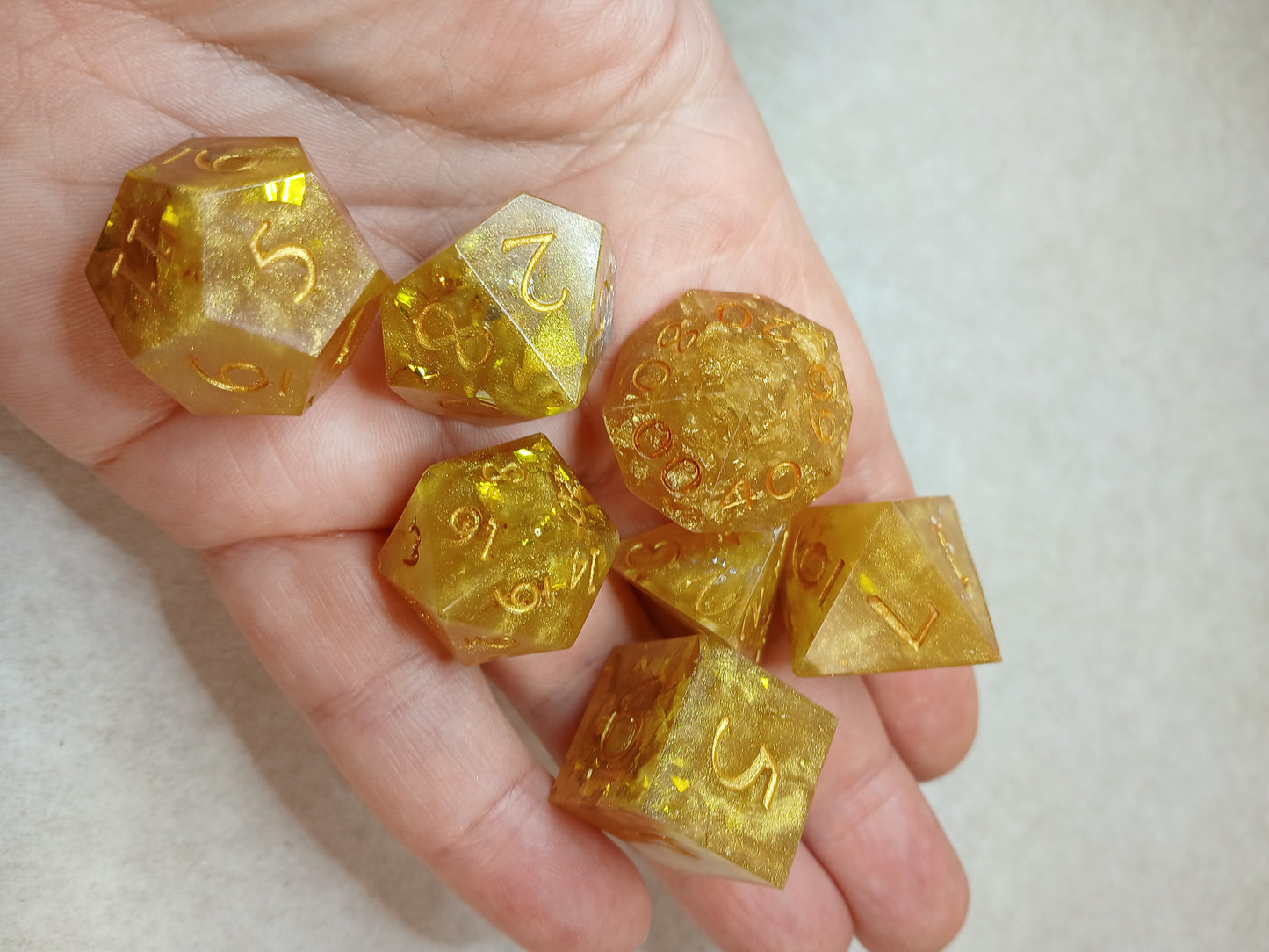 Dice set guld och silver med siffror i guldfärg