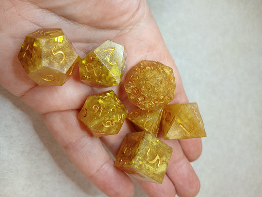 Dice set guld och silver med siffror i guldfärg