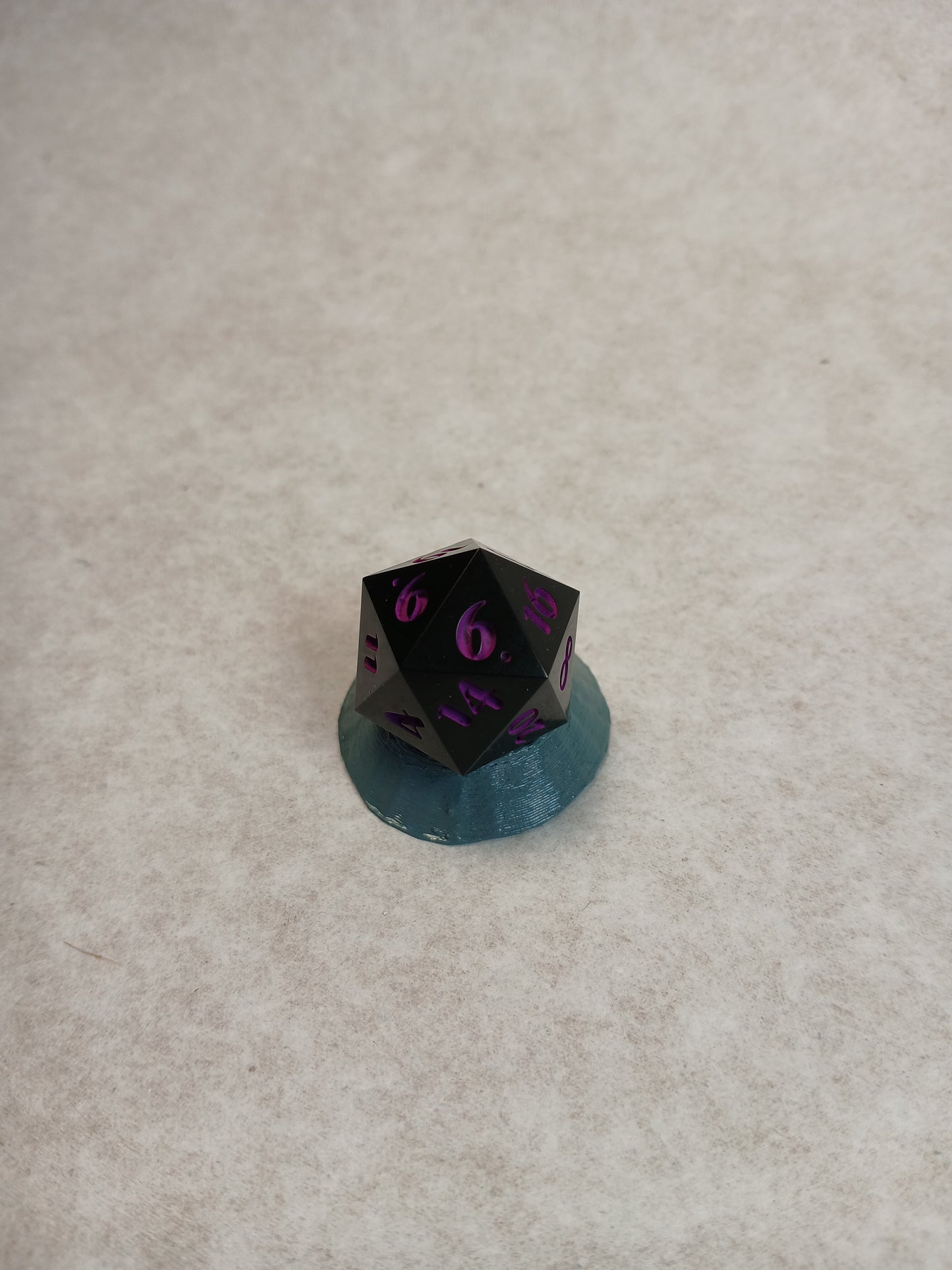 Dice D20 black purple