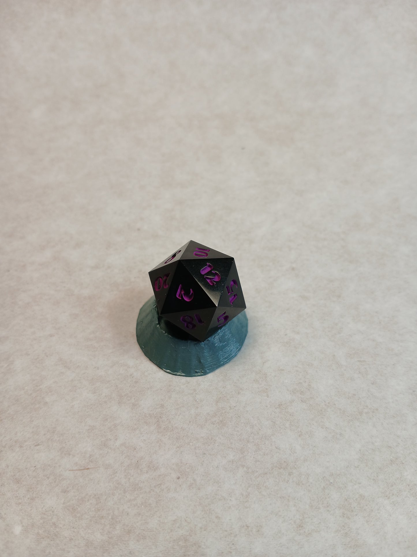 Dice D20 black purple