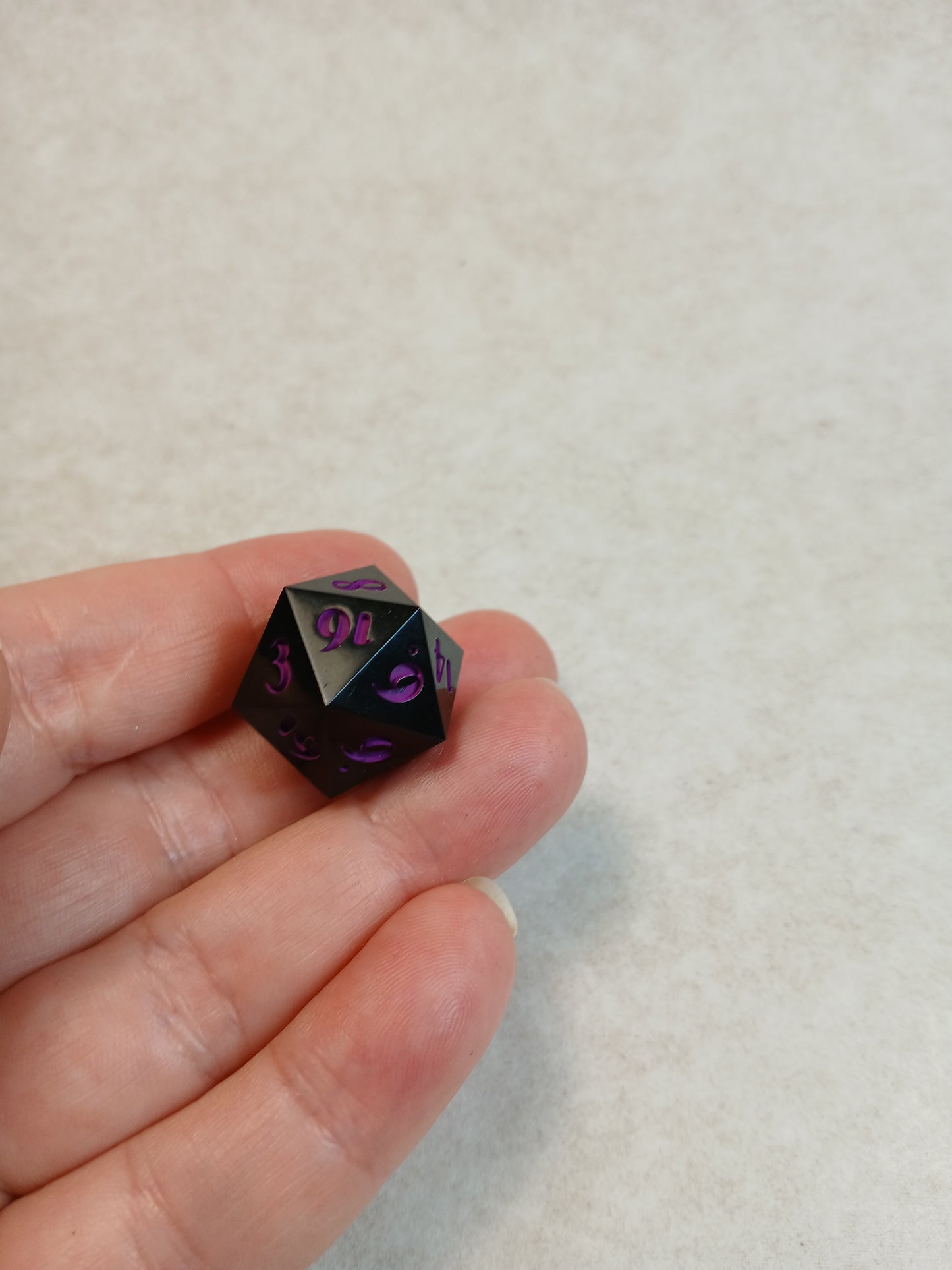 Dice D20 black purple