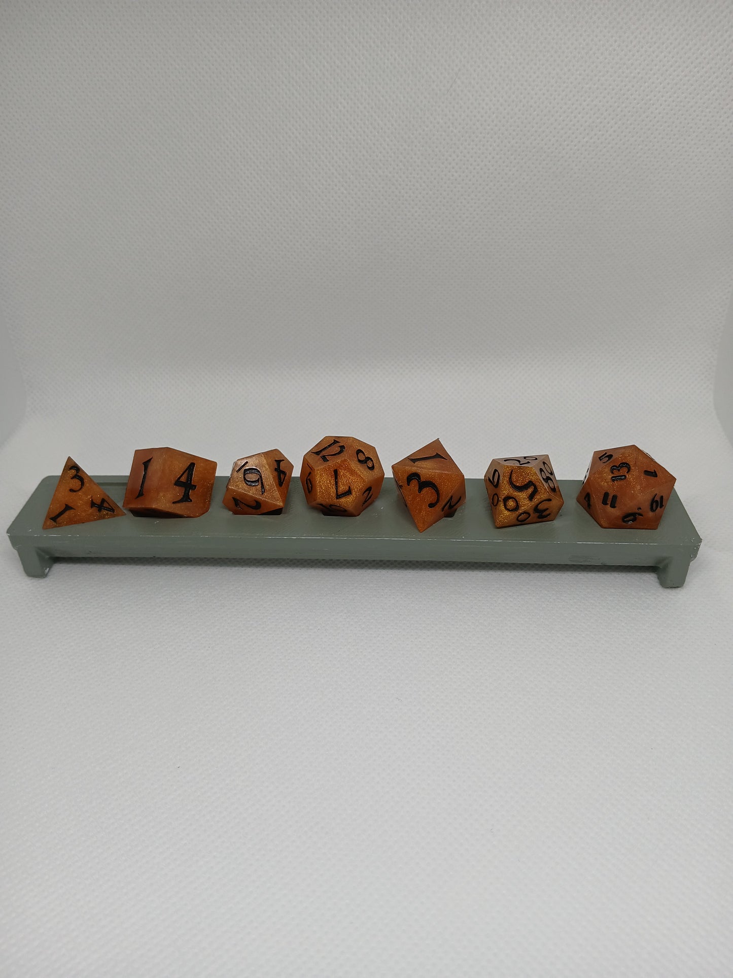 Dice set gyllene med svarta siffror