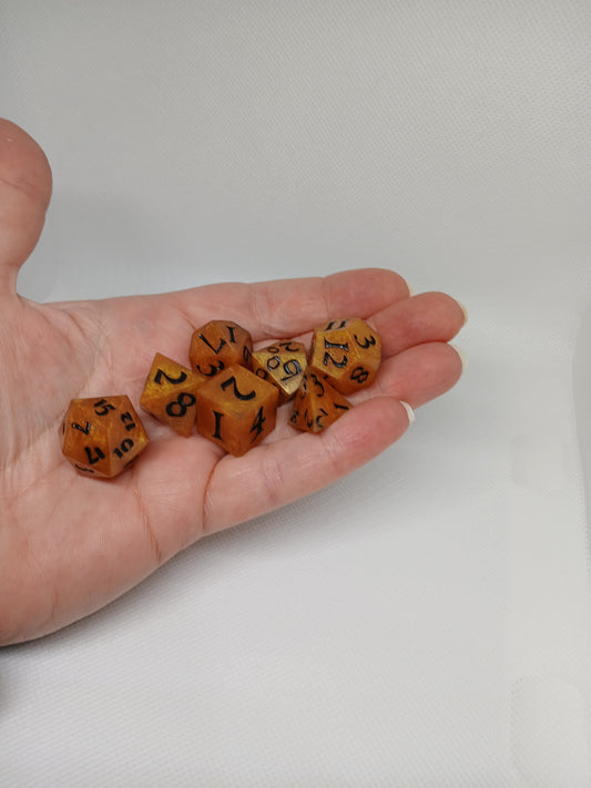 Dice set gyllene med svarta siffror