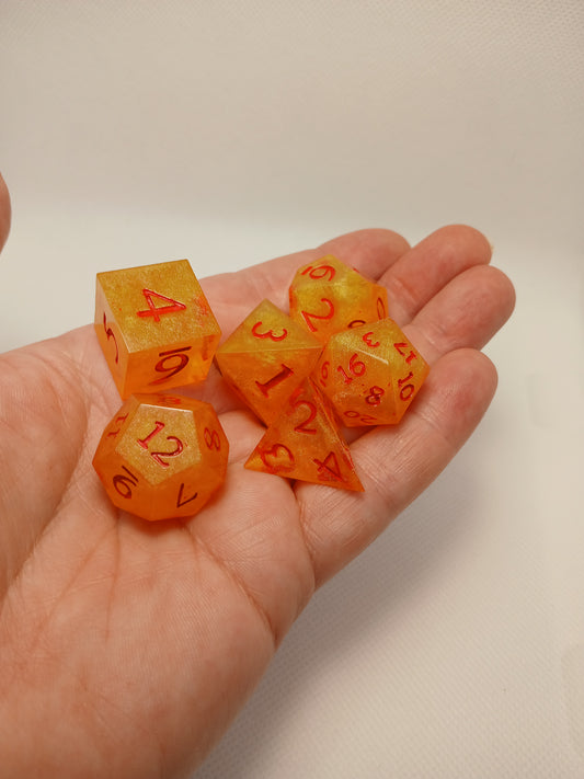 Dice set gul med röda siffror, saknar D100