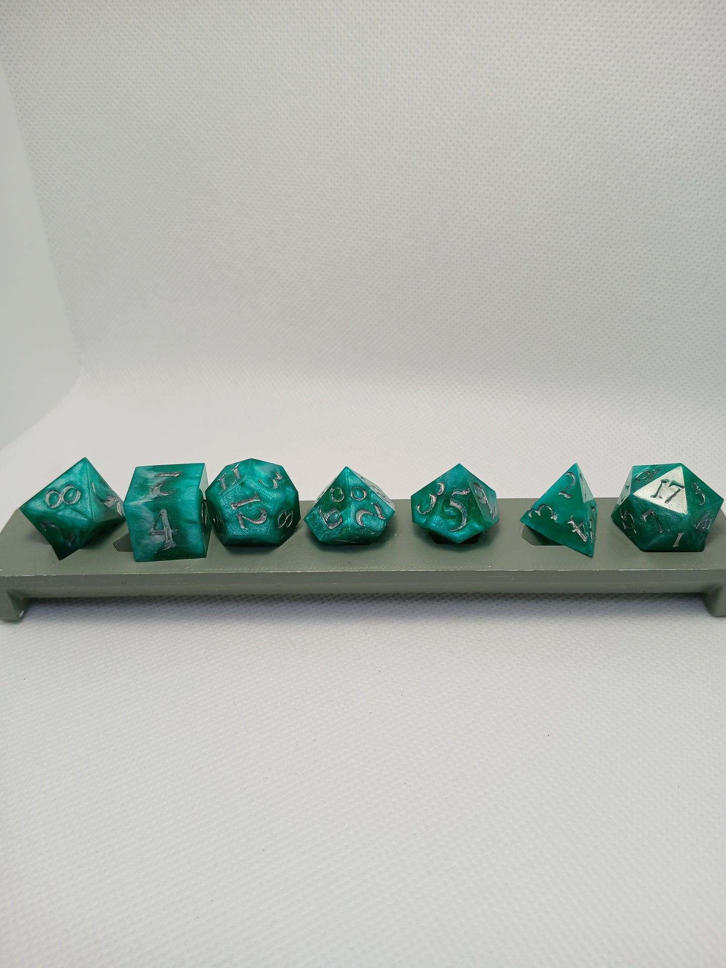 Dice set grön med siffror i silverfärg