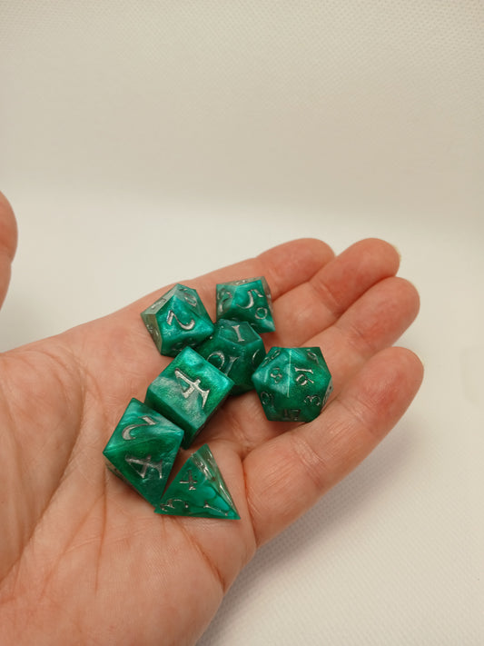 Dice set grön med siffror i silverfärg