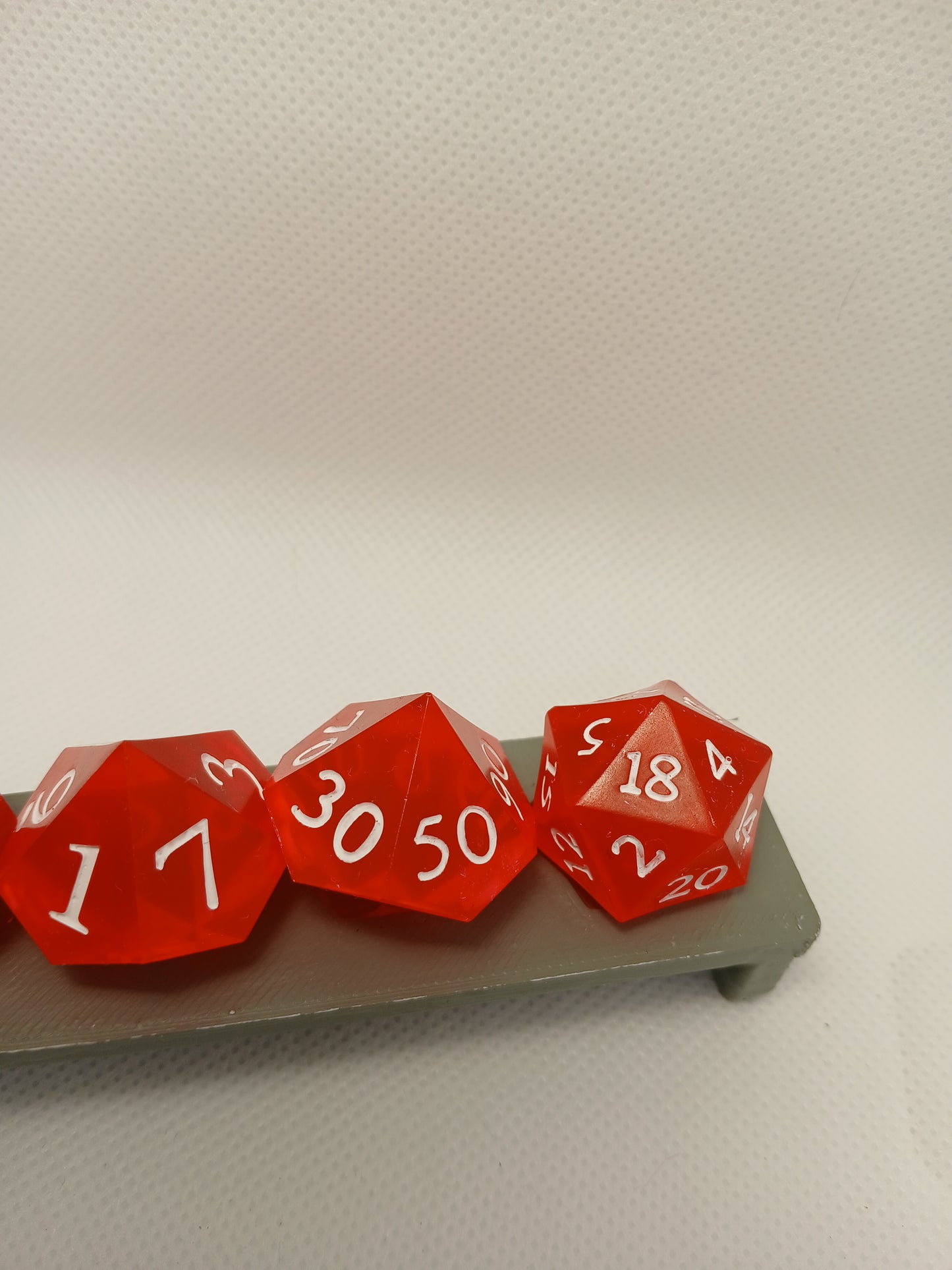 Dice set röd med vita siffror