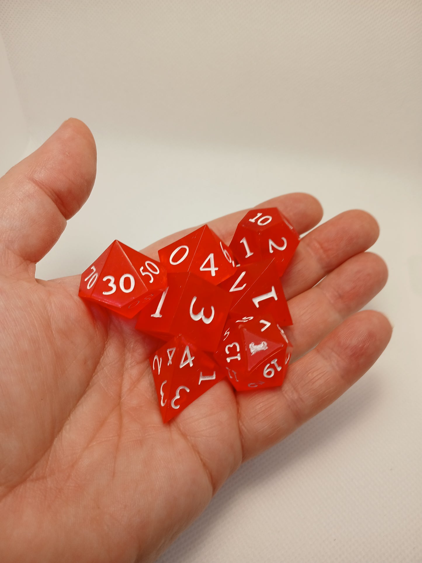 Dice set röd med vita siffror