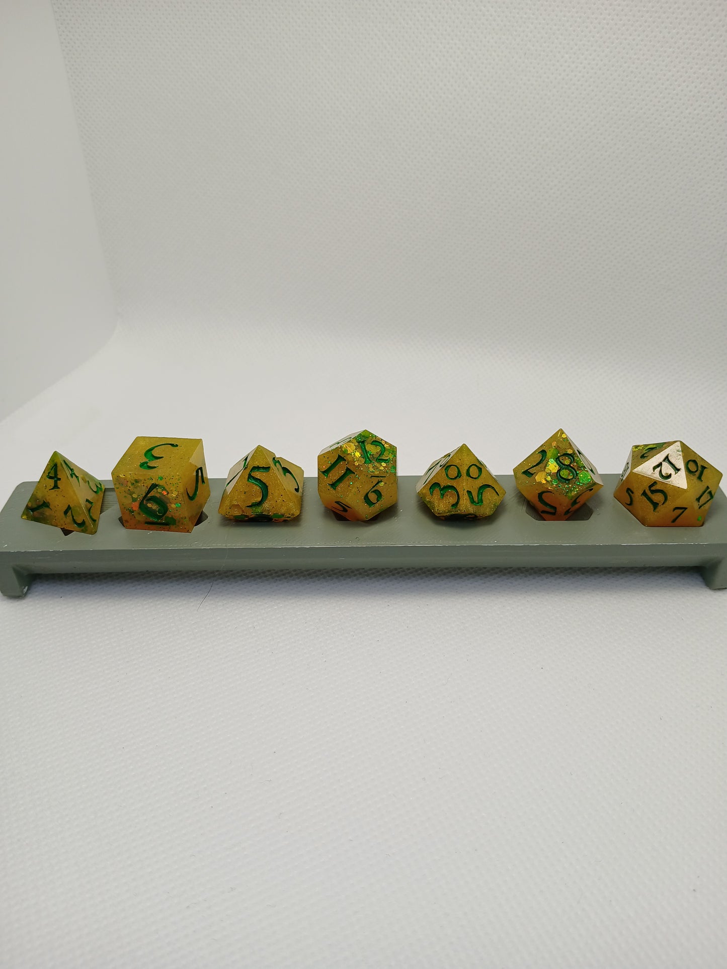 Dice set gul med glitter och gröna siffror
