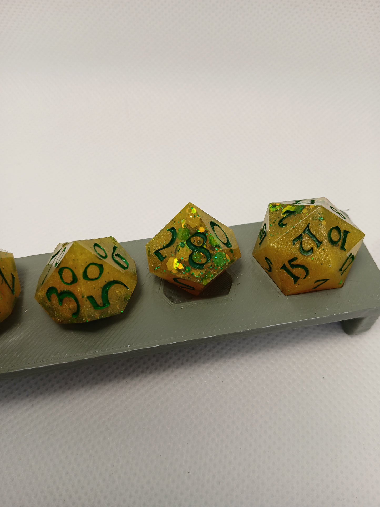 Dice set gul med glitter och gröna siffror