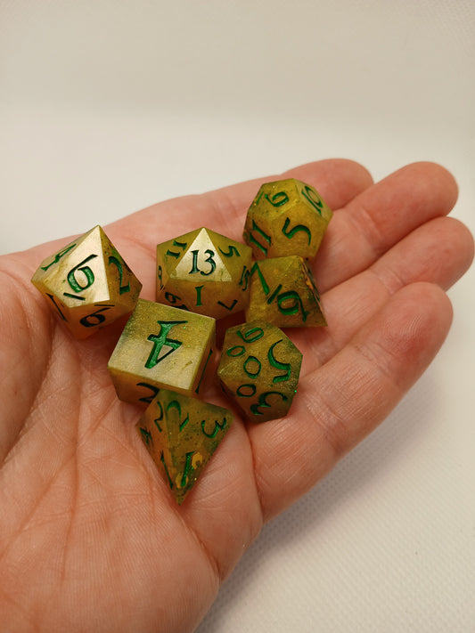 Dice set gul med glitter och gröna siffror