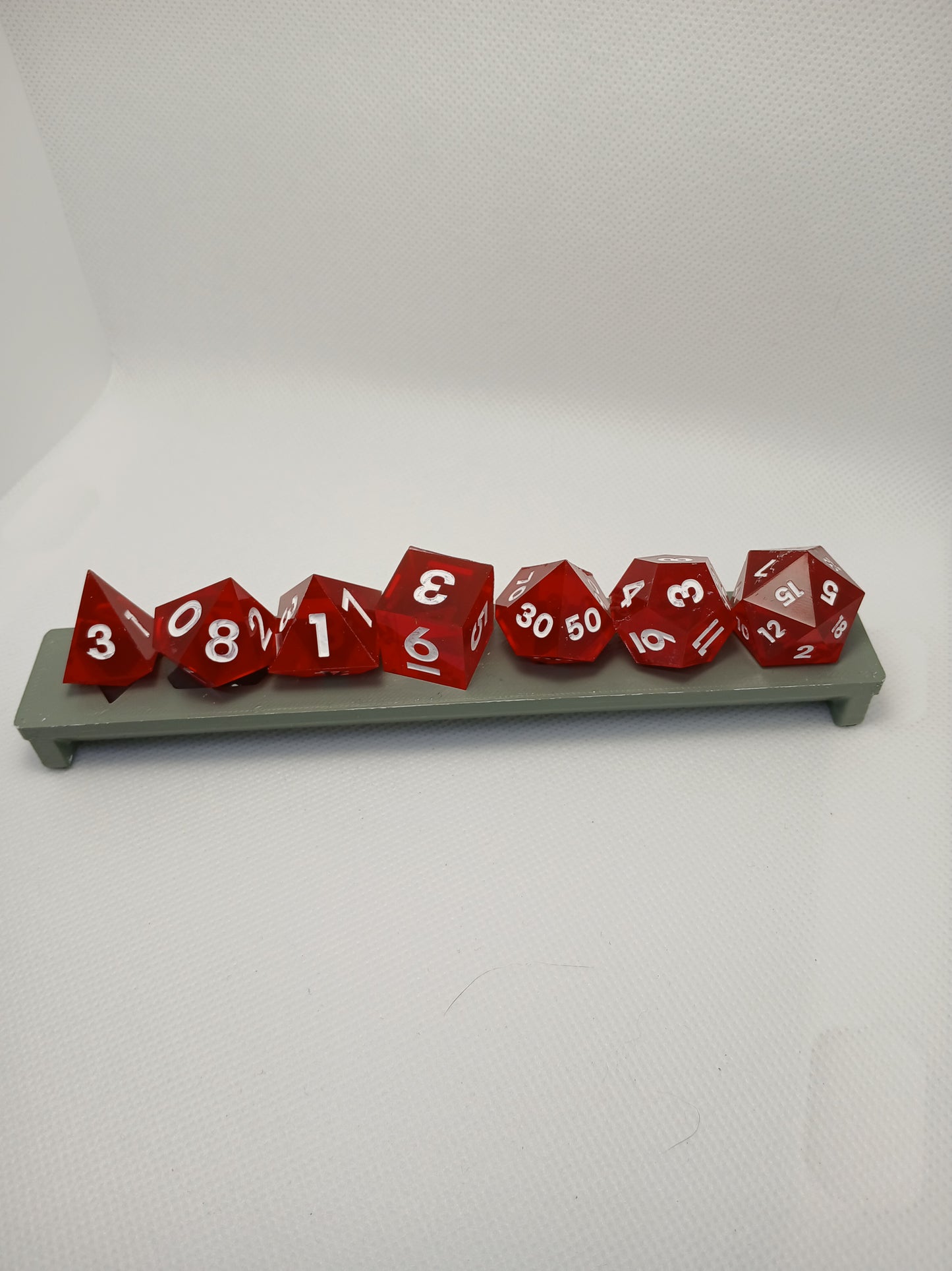 Dice set röd med vita siffror