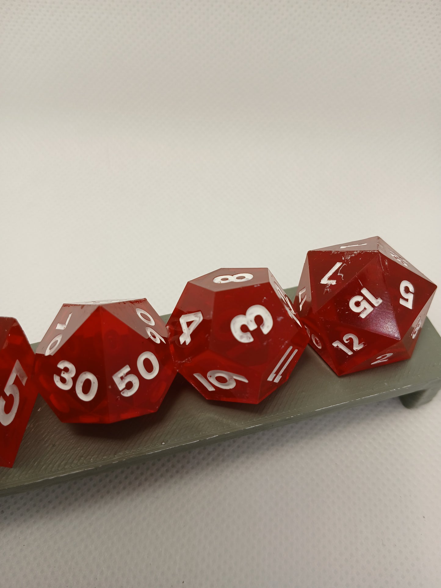 Dice set röd med vita siffror