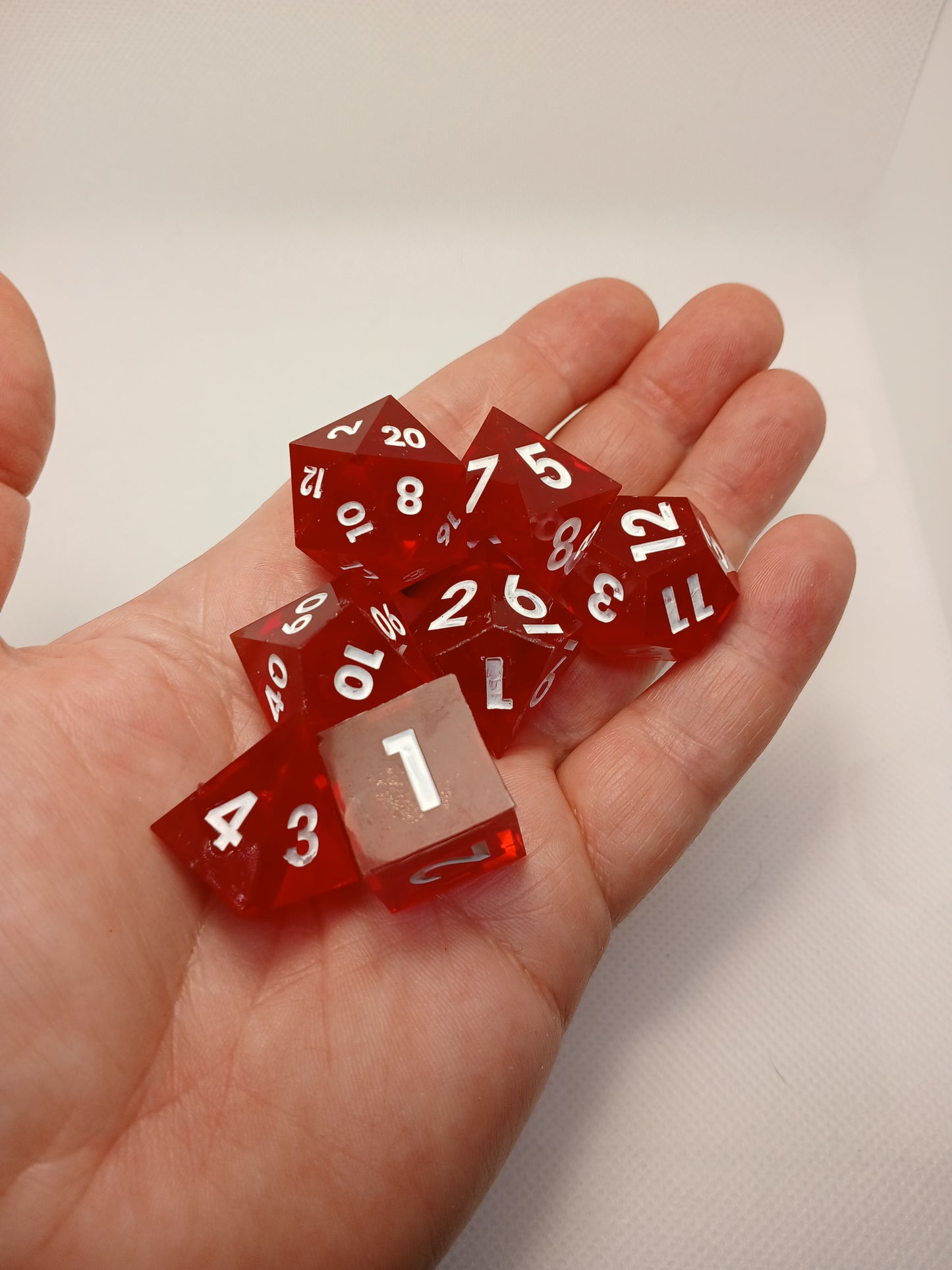 Dice set röd med vita siffror