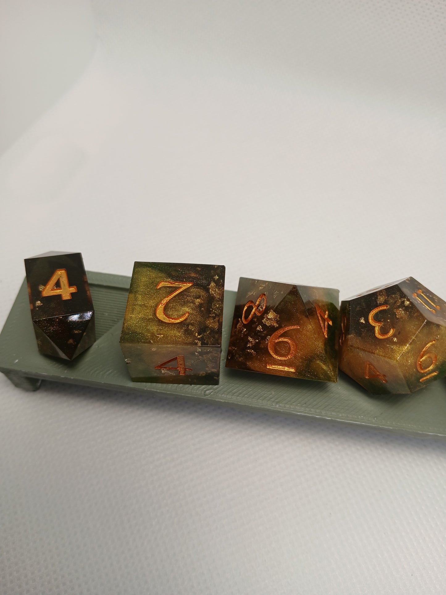 Dice set mörkgrön med siffror i guldfärg