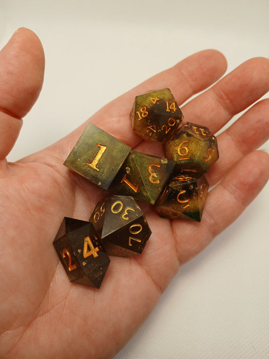 Dice set mörkgrön med siffror i guldfärg