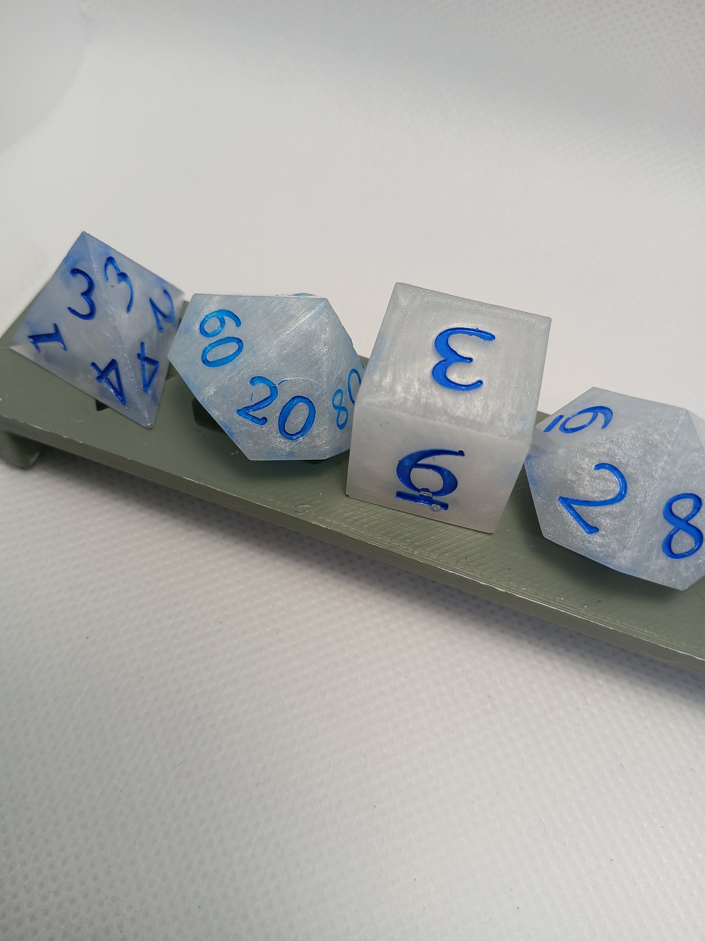 Dice set ljusblå med blå siffror