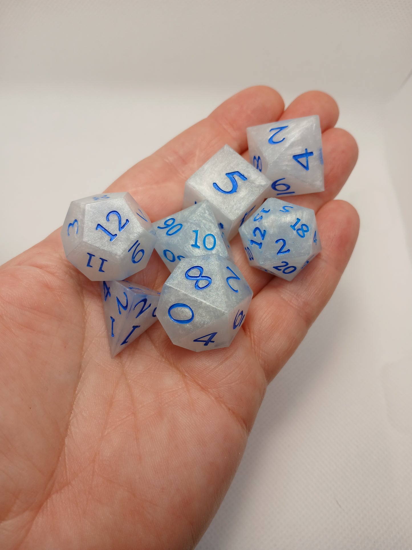 Dice set ljusblå med blå siffror