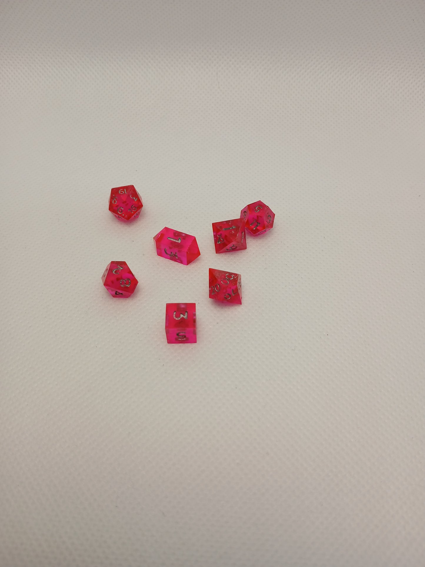 Dice set mini rosa med siffror i silverfärg