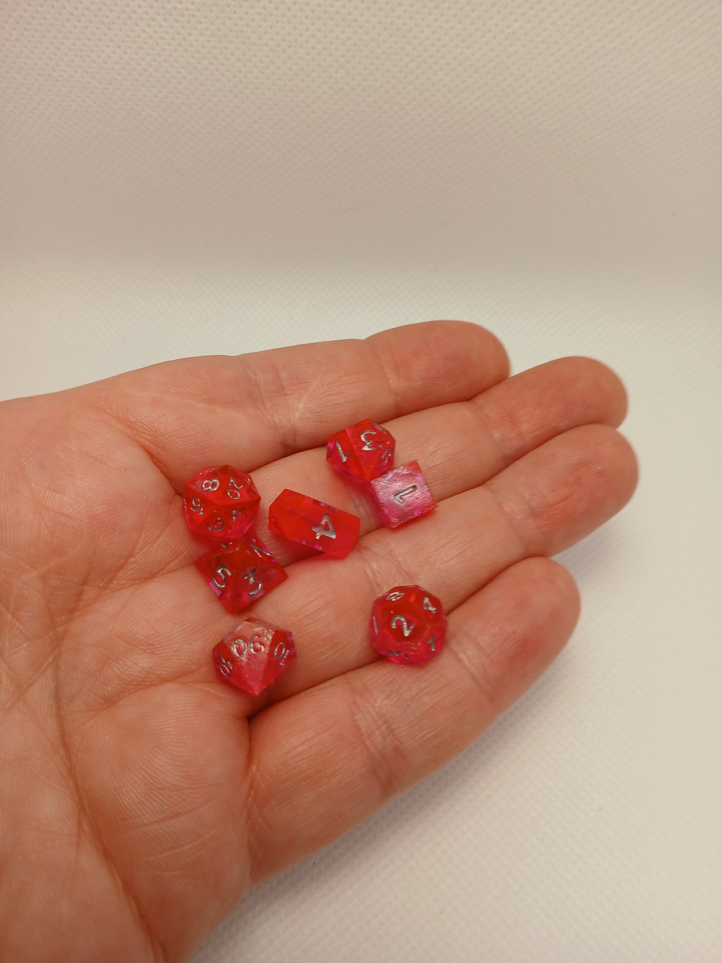 Dice set mini rosa med siffror i silverfärg