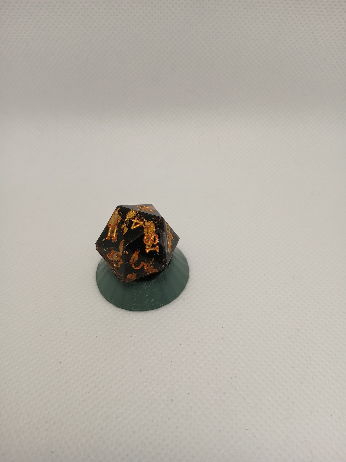Dice D20 gold and black