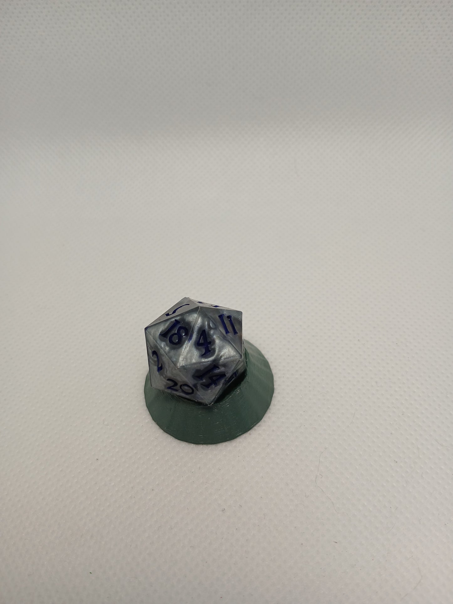 Dice D20 lilac