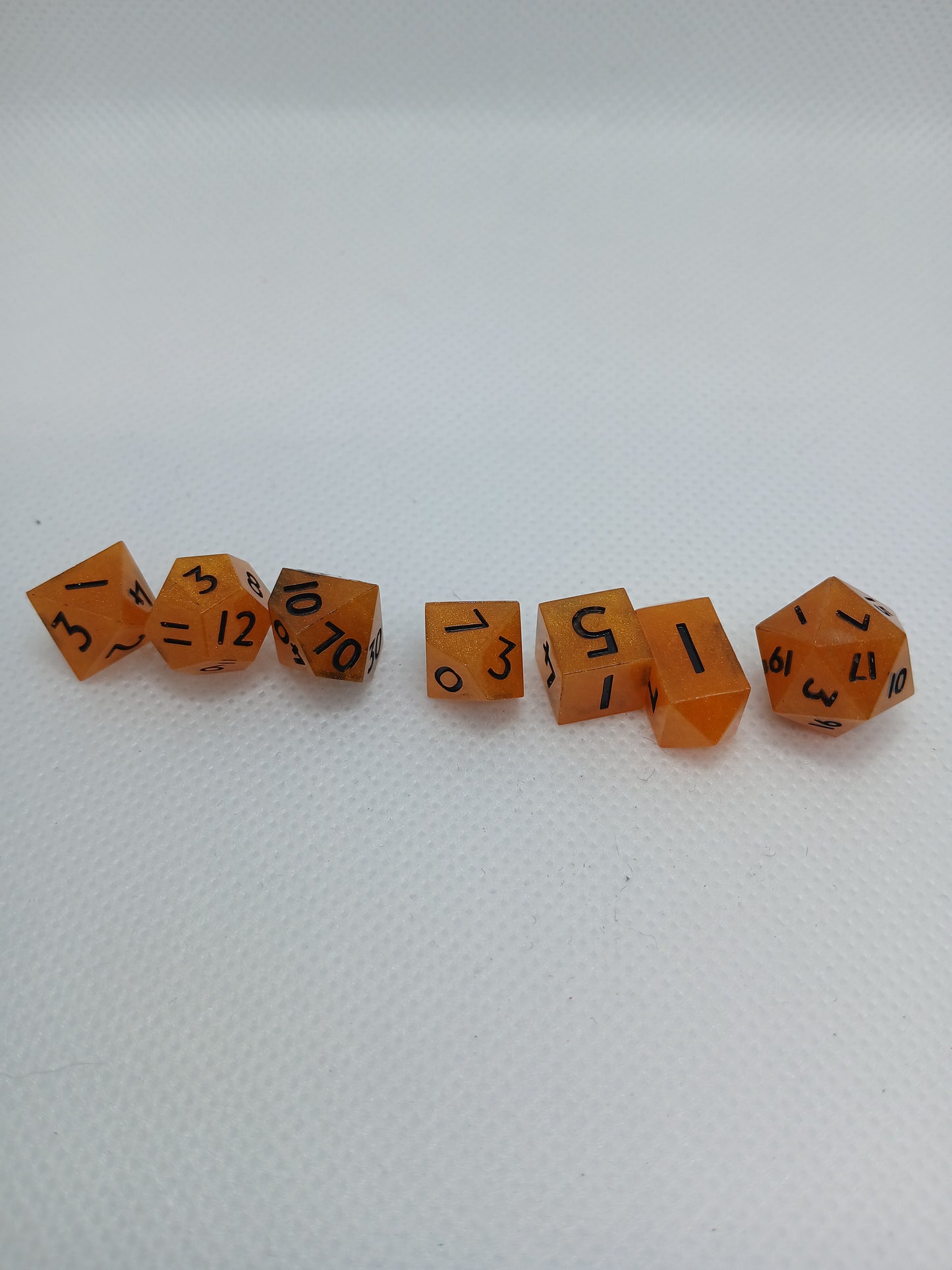Dice set mini orange svarta siffror