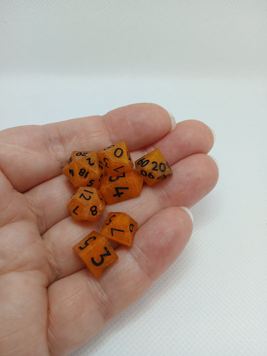 Dice set mini orange svarta siffror