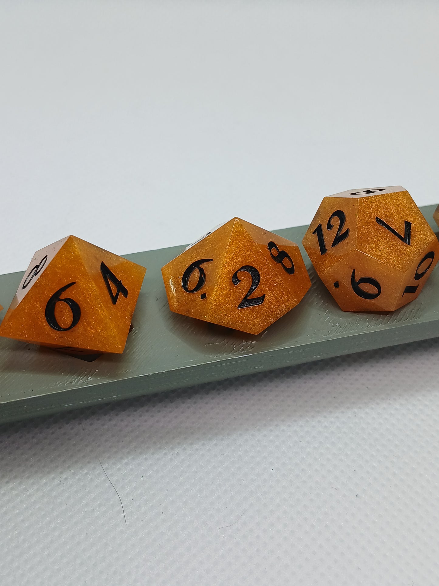 Dice set orange svarta siffror
