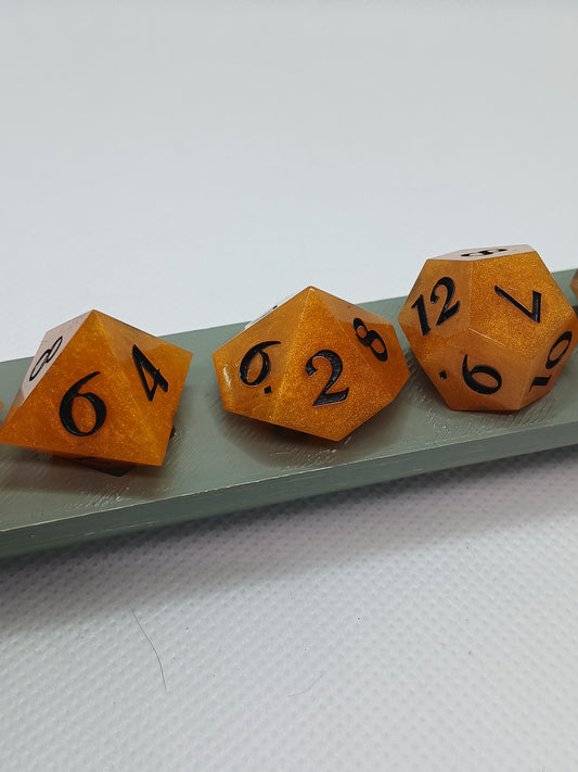 Dice set orange svarta siffror