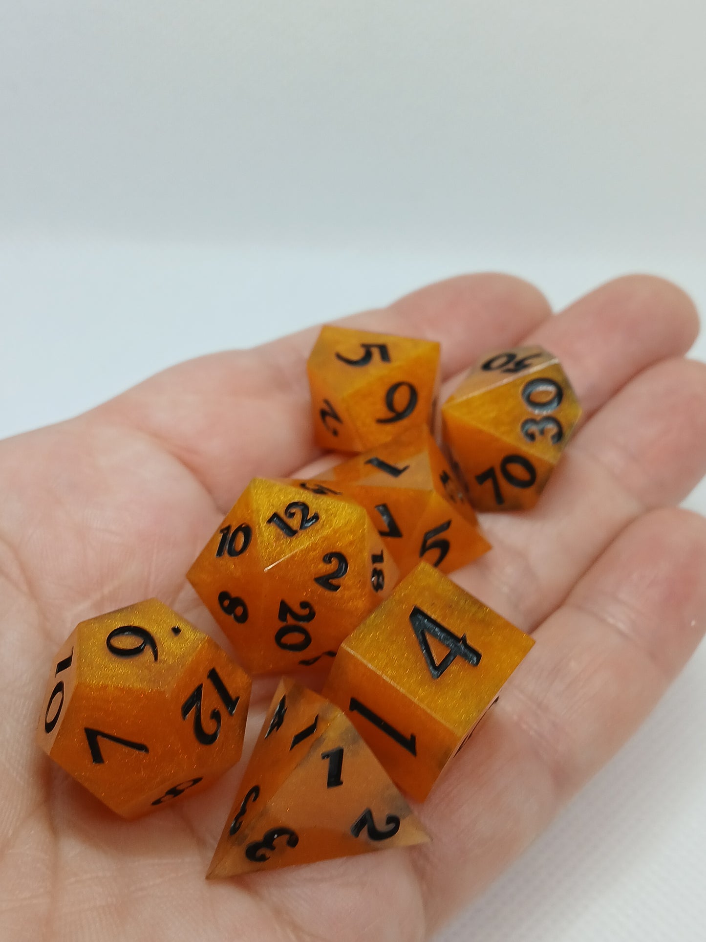 Dice set orange svarta siffror