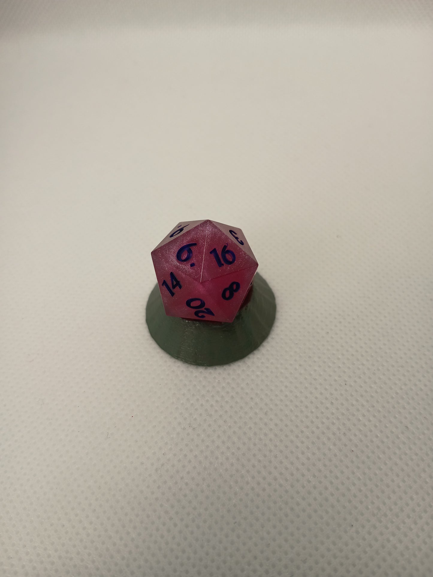 Dice D20 light plum