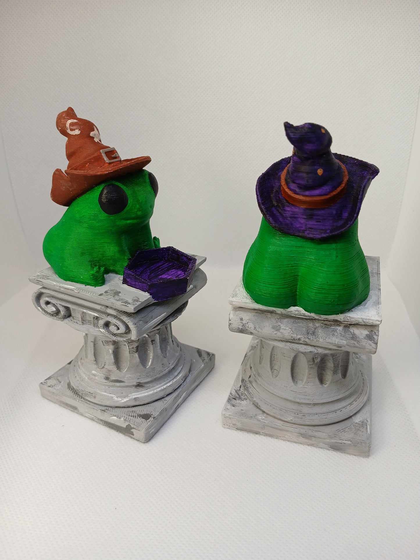 Dice holder Freddie the Frog on pedestal