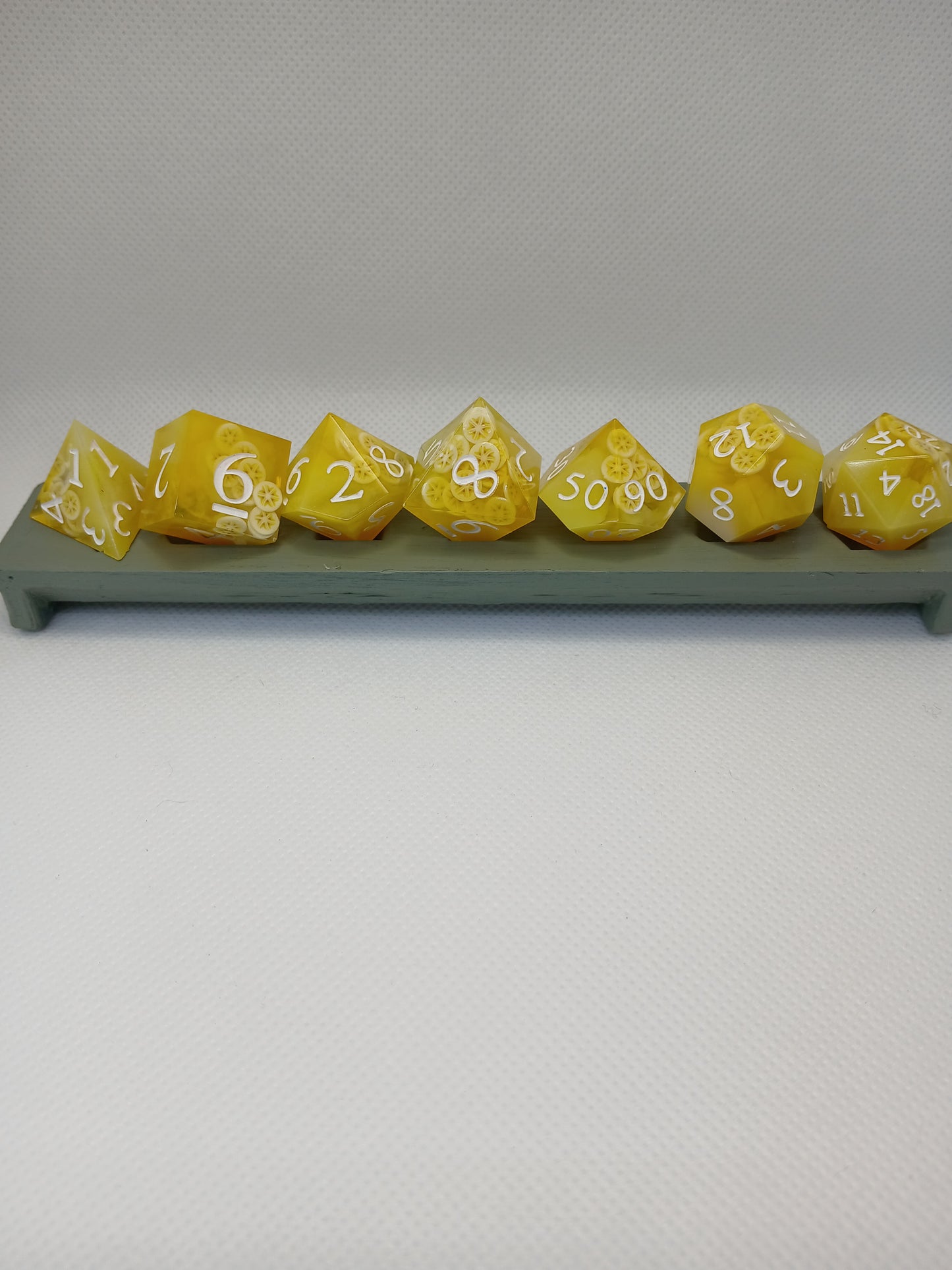Dice set gul med "bananskivor" med vita siffror