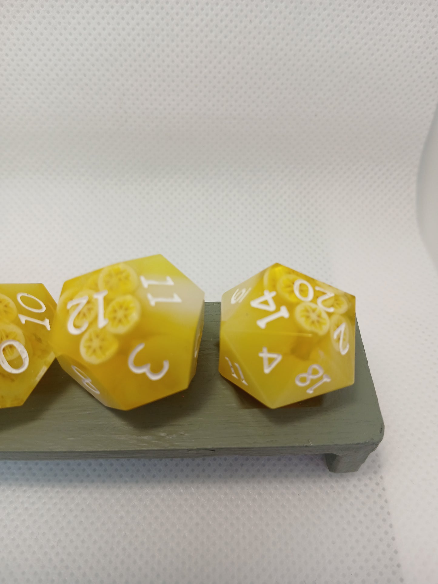 Dice set gul med "bananskivor" med vita siffror