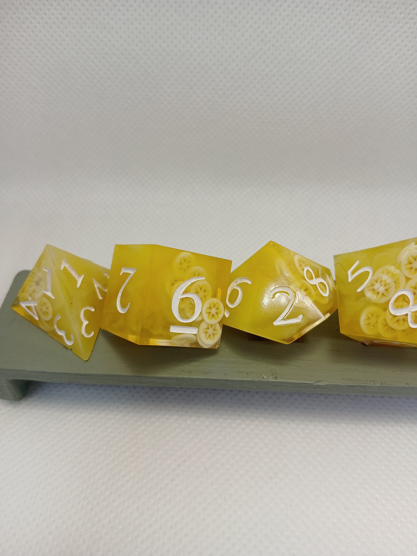 Dice set gul med "bananskivor" med vita siffror