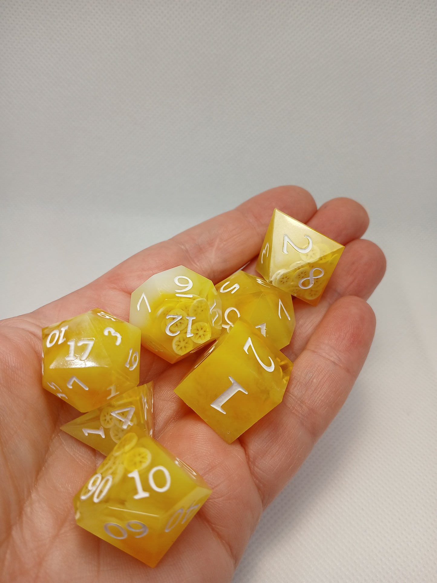 Dice set gul med "bananskivor" med vita siffror
