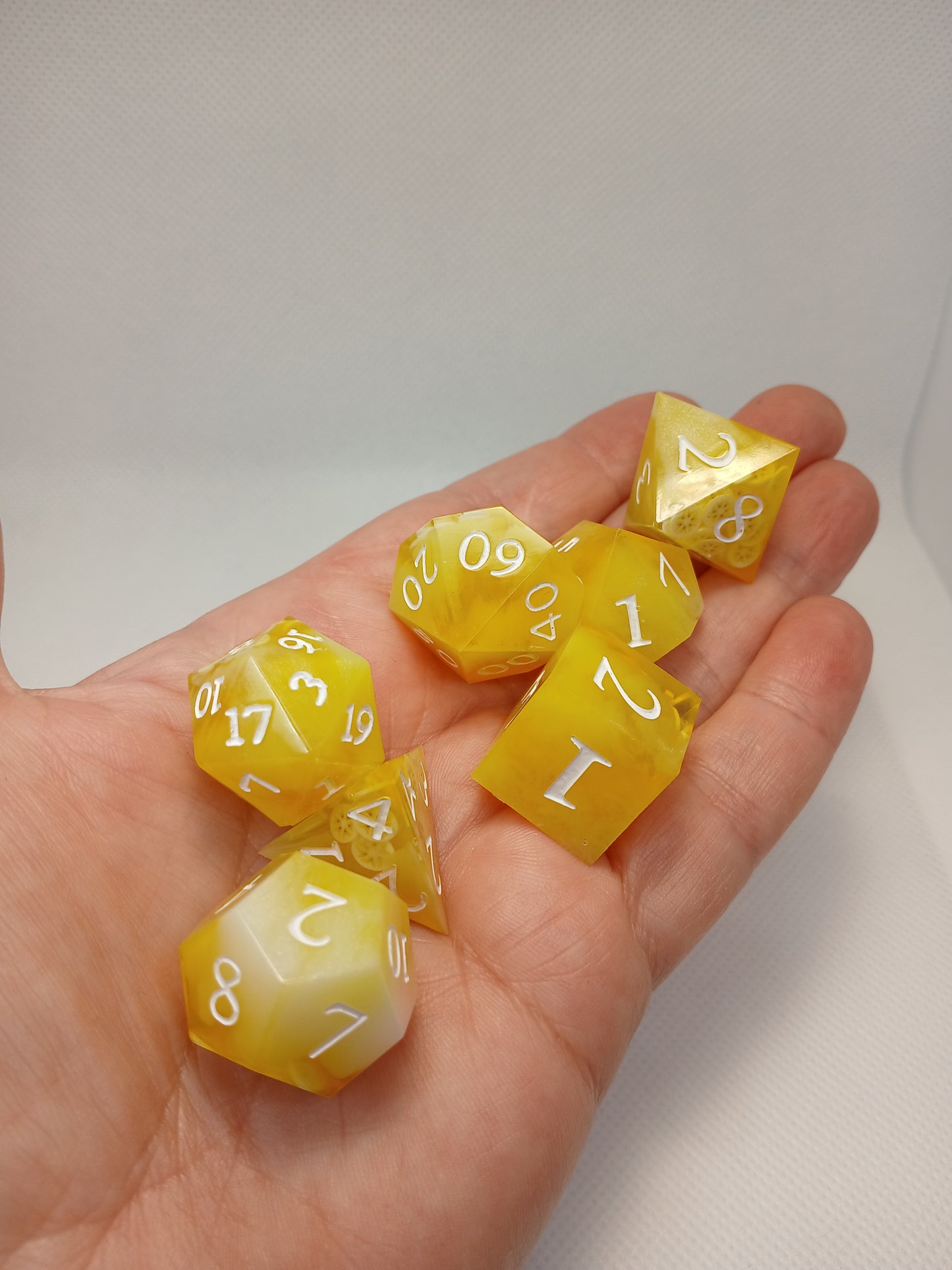 Dice set gul med "bananskivor" med vita siffror