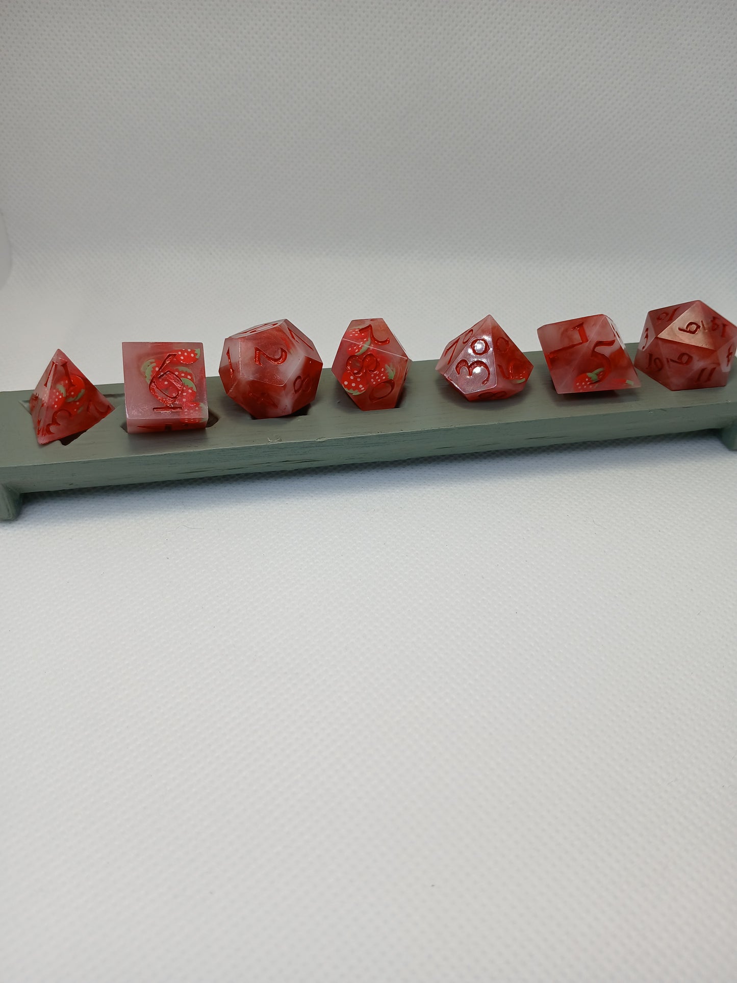 Dice set med "jordgubbe-tejp" med vita siffror