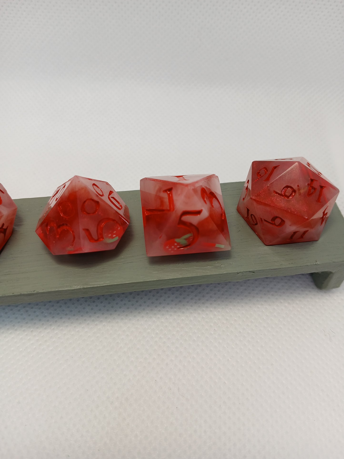 Dice set med "jordgubbe-tejp" med vita siffror