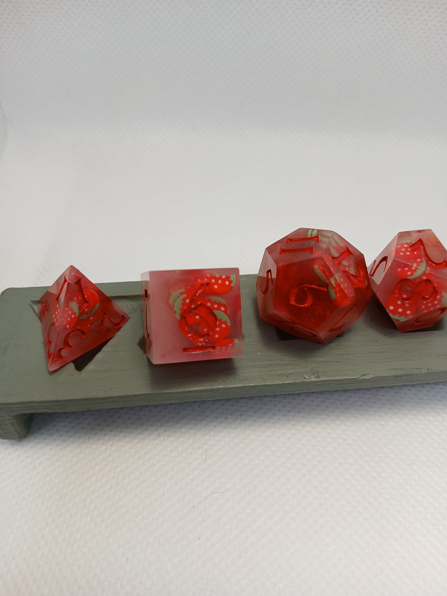 Dice set med "jordgubbe-tejp" med vita siffror