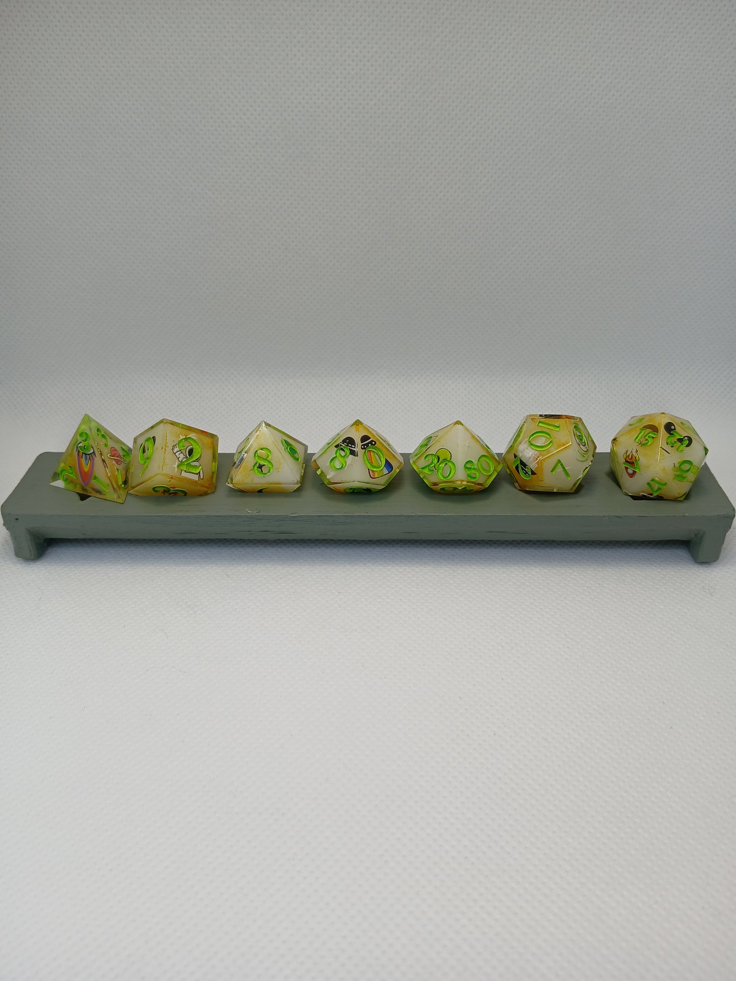 Dice set med "Alien" med limegröna siffror