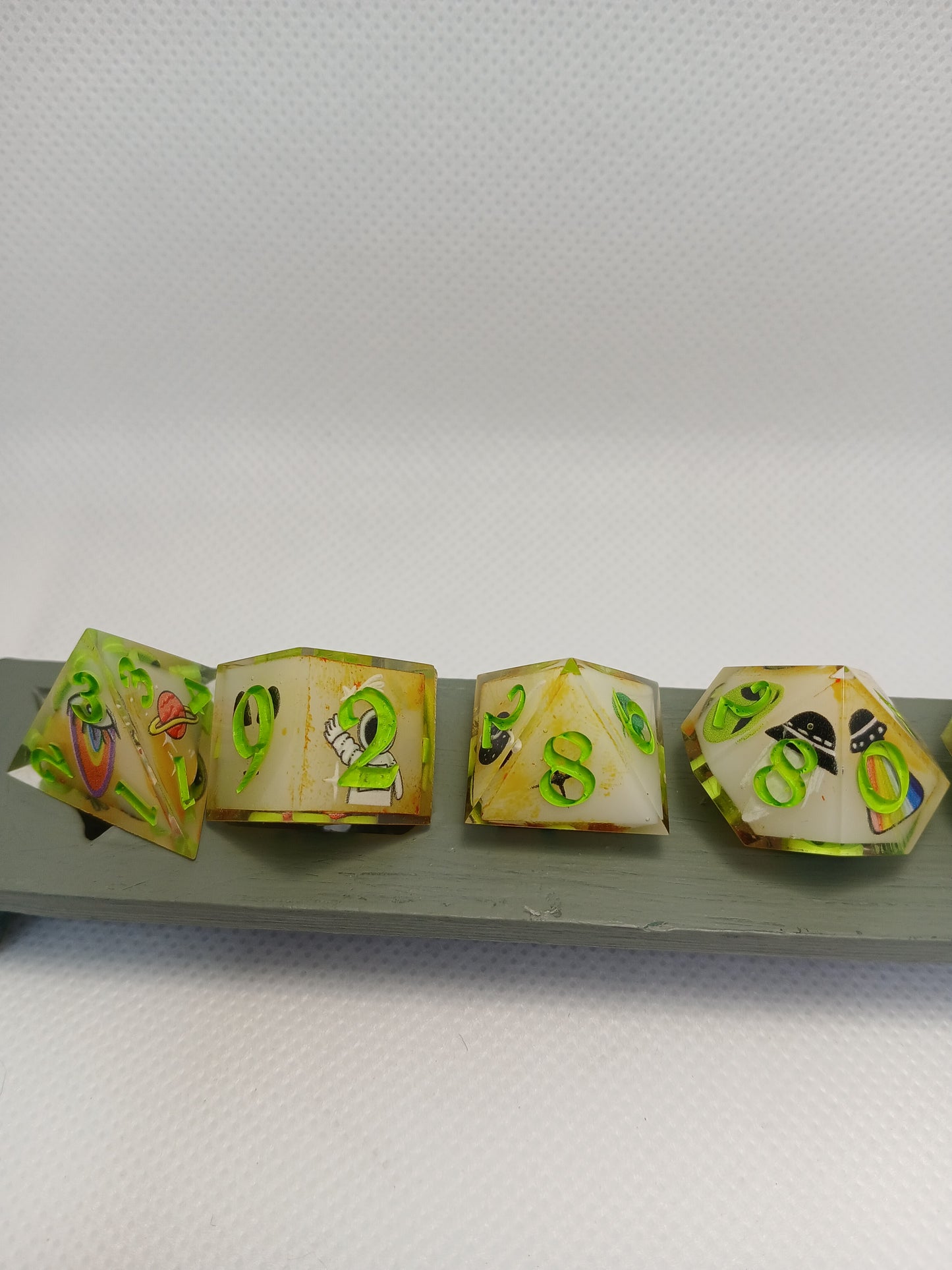 Dice set med "Alien" med limegröna siffror