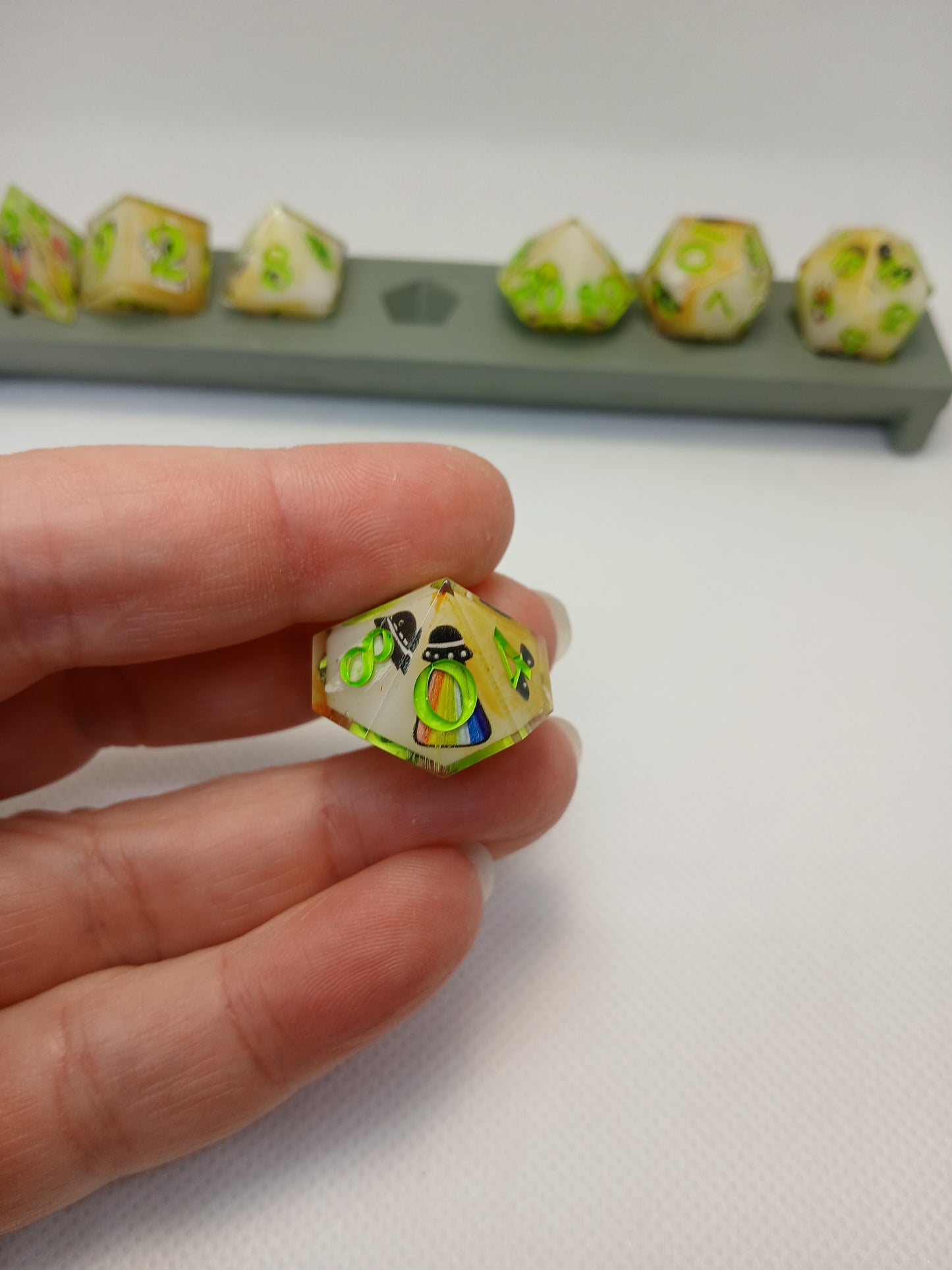 Dice set med "Alien" med limegröna siffror