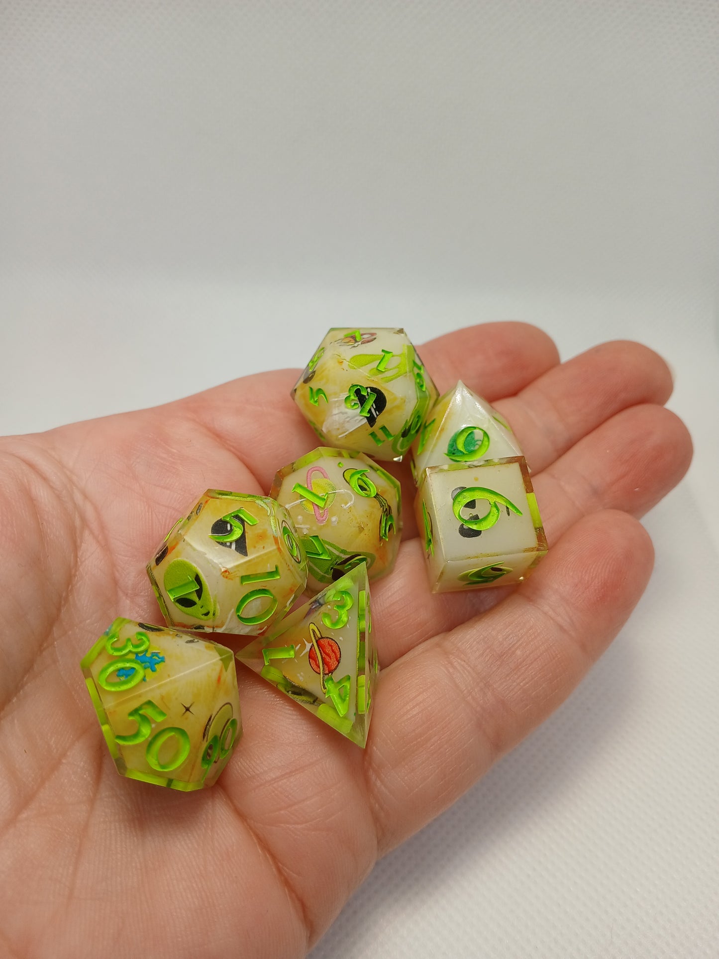 Dice set med "Alien" med limegröna siffror