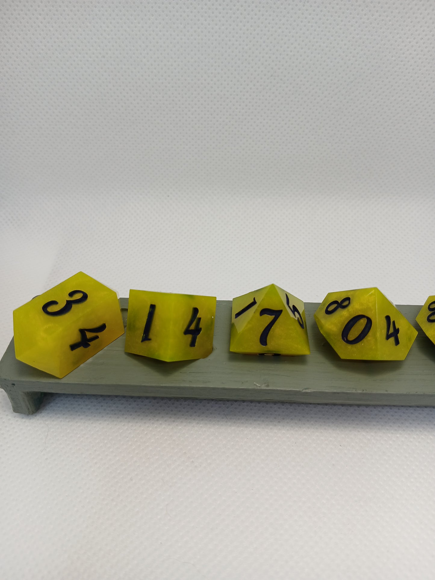 Dice set gul med svarta siffror