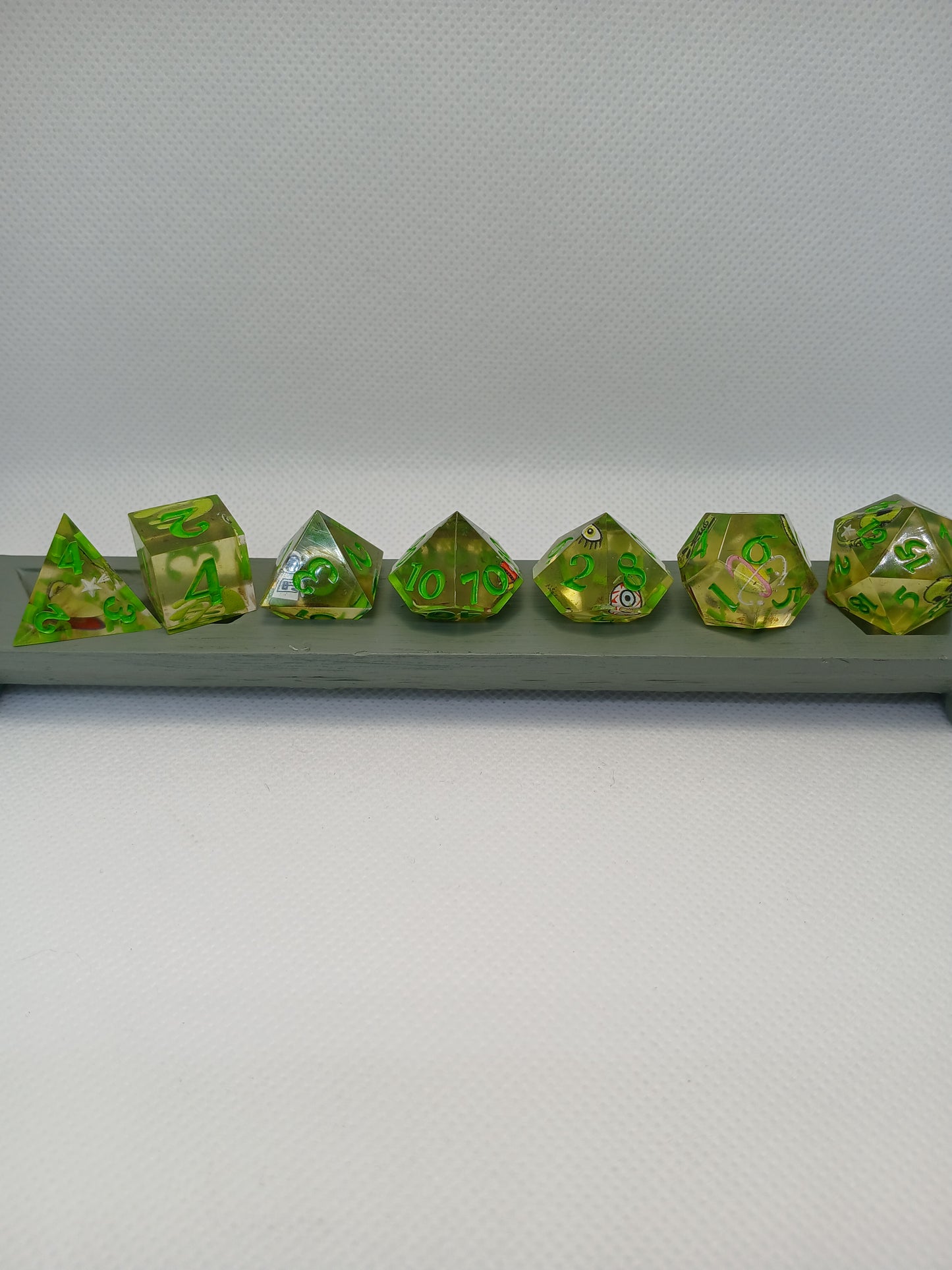 Dice set "Alien" med limegröna siffror