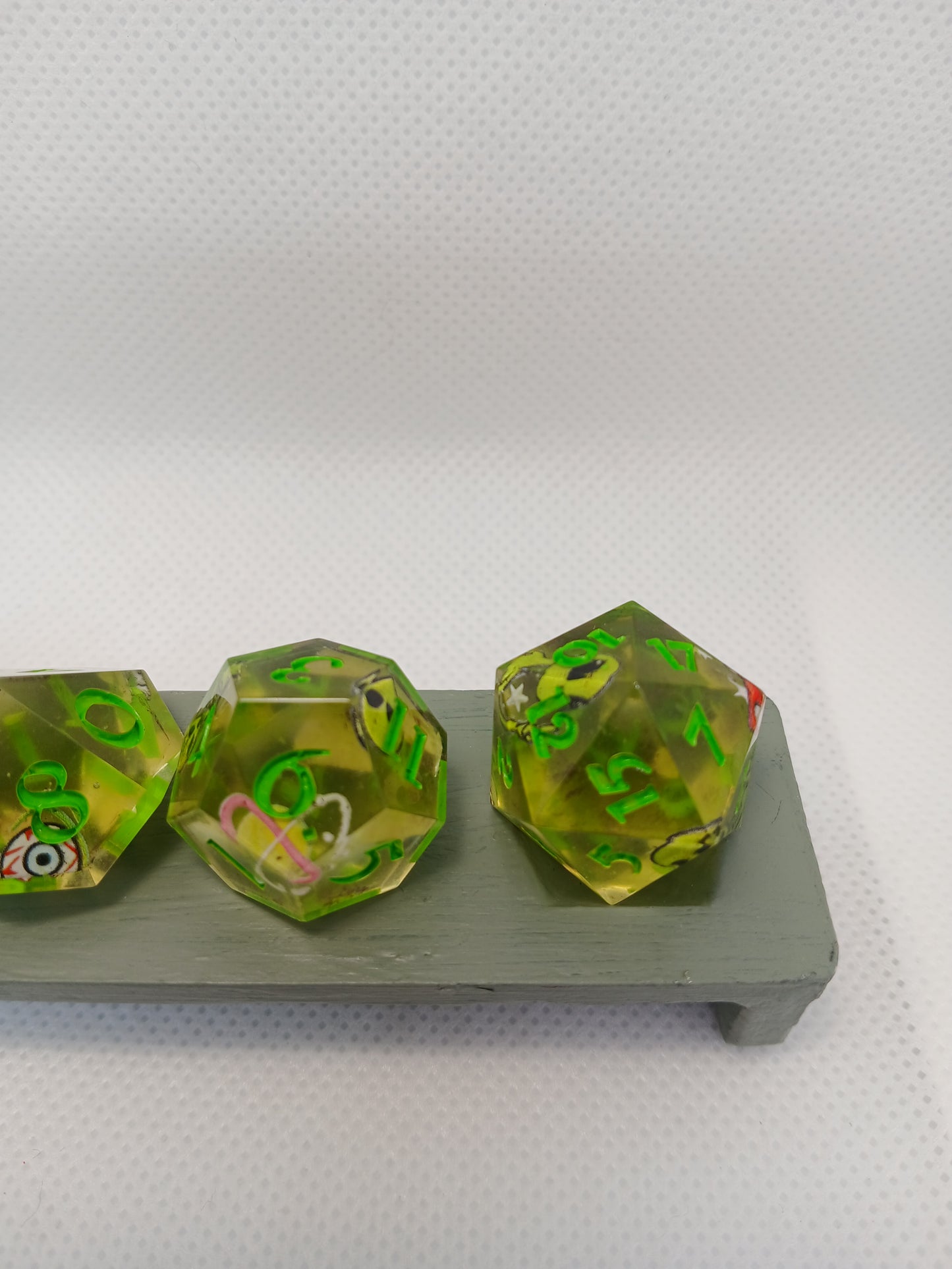 Dice set "Alien" med limegröna siffror